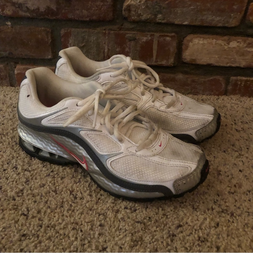 women’s nike sneakers size 8